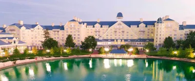 Disney Newport Bay Club Hôtels à proximité de : Paroisse des Portes de la Brie