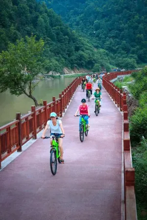 Tinghua B & B Отели рядом с достопримечательностью «Qianzhang Canyon»