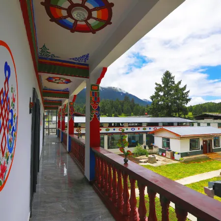 Lulang Zaxidele Tibetan Courtyard
