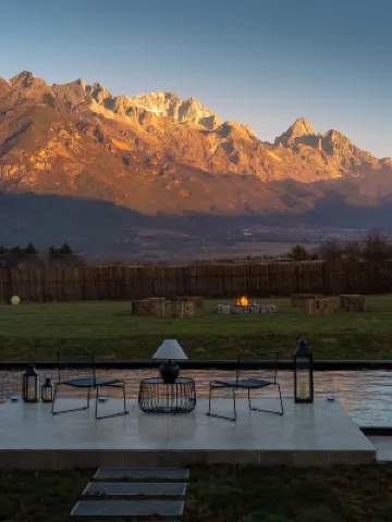 Lijiang Manqiwan Snow Mountain Ye She Min Su
