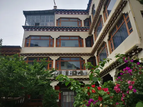 Derong Acun · Yunshu Chinese Inn