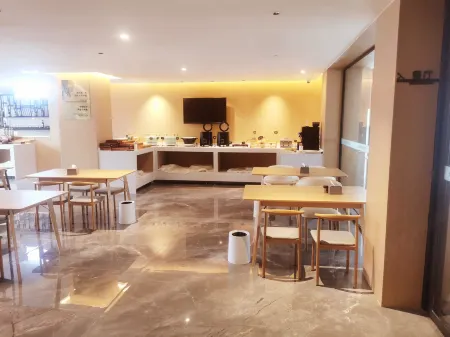 Chuxiong Alien Resort Hotel (Yihai Park Beach Branch) Отели рядом с достопримечательностью «Chuxiong Normal University»