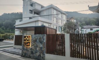 Mountain and Bamboo Holiday lnn{ZhangjiajieForest Park Store