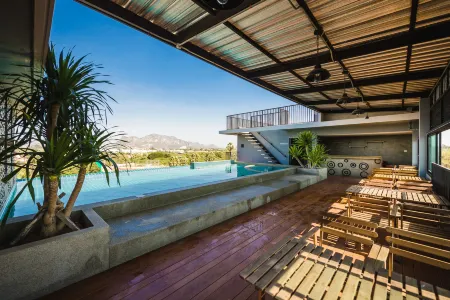 C Cha-Am Hotel Отели рядом с достопримечательностью «Camel Republic»