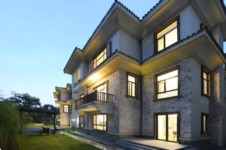 Huitang Yiqi Bieyuan Hot Spring Holiday Villa Отели рядом с достопримечательностью «Huitang Huatian City Hot Spring Resort»