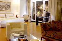 Sintesa Peninsula Hotel