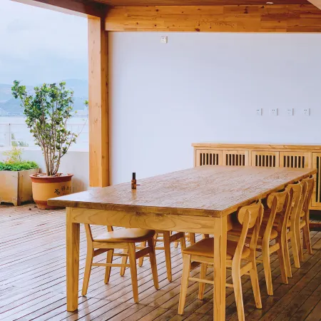 Dali Zouzou Tingting Seaview Inn