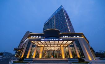 Mercure Xinyang Shengde Hotel (East High-speed Railway Station)