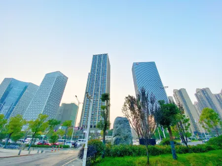Hailun Guangchang Fushi Yingyuan Apartment (Jiangxia Keting Subway Station) Отели рядом с достопримечательностью «Wuhan University of Engineering Science»