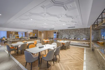 Vienna International Hotel (Kunming Xinluoshiwan South Bus and Subway Station) Отели рядом с достопримечательностью «Kunming Railway Vocational and Technical College (Yangfu Campus)»