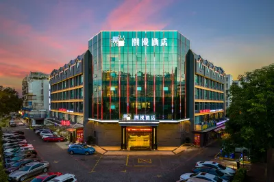 CHEERMAY HOTELS  (Zhuhai Xiangzhou Port Riyuebei Theater Store) Hotel in zona Xiangzhou Port