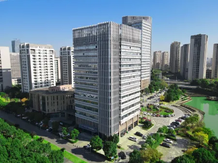 CHAMJOY Hotel (Huzhou Nantaihu Kejichuangxin Zhongxin) Отели рядом с достопримечательностью «Qianyuan Garden»