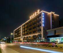 Corner Encounter (Shantou Waisha Shop)