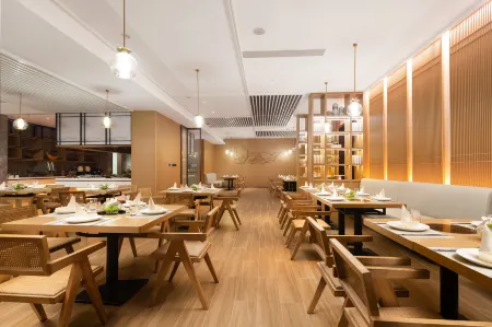 Banlan Hotel (Jiujiang Railway Station Wanda Plaza) Отели в г. Лу-Шан