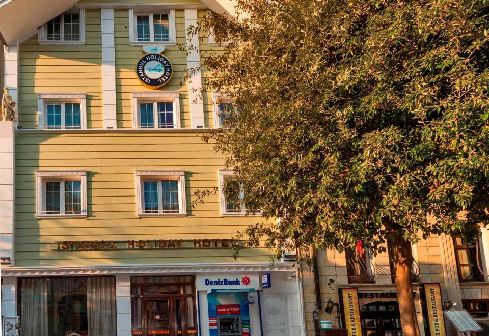 [이스탄불 할리데이 호텔의 깔끔한 객실 내부]