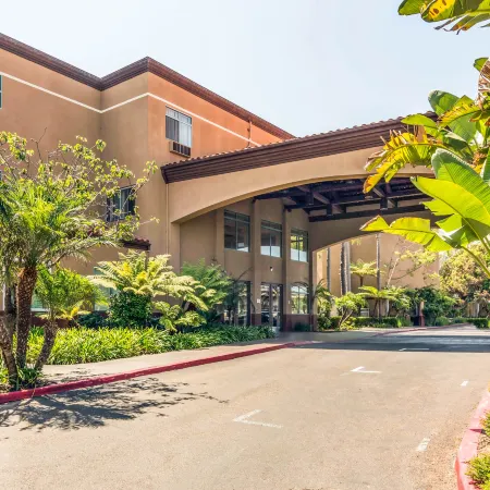Ramada Suites by Wyndham San Diego Отели рядом с достопримечательностью «Мишен-Вели»