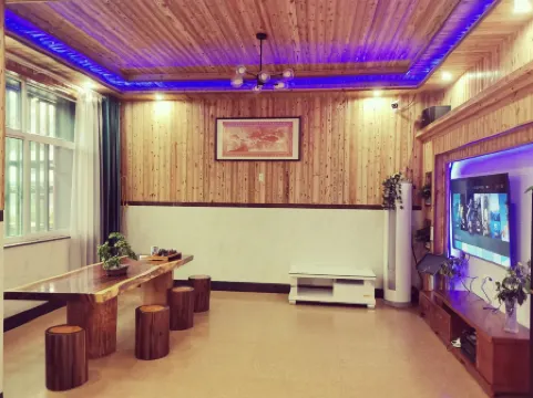 Tonglu Lakeside Mountain Lodge