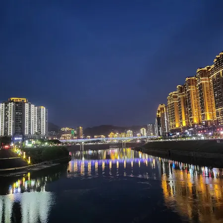 River & Holiday Rezen Hotel Pengshui