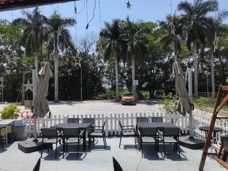 Brigade Log Inn Отели рядом с достопримечательностью «Международная прибрежная туристическая зона Сичонг»