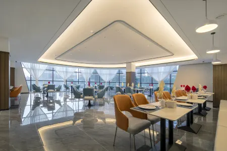 Country Inn & Suites by Radisson, Jiujiang BALIHU International Automobile City Отели рядом с достопримечательностью «Jiangxi Vocational College of Finance and Economics Balihu Campus»