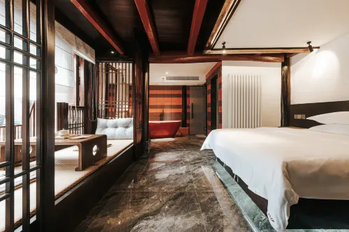 Yue Man Time · Qingshi Alley Luxury Vacation Boutique Stay (Langzhong Ancient City Huaguang Tower) - Airport Shuttle