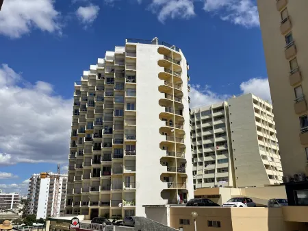 Bnb Homes Praia da Rocha Beach Cozy Apartment 50 m Away from the Ocean Отели рядом со станцией Portimao