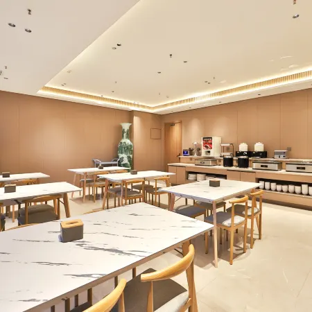 Yuehao Holiday Hotel (Dunhua High-speed Railway Station)