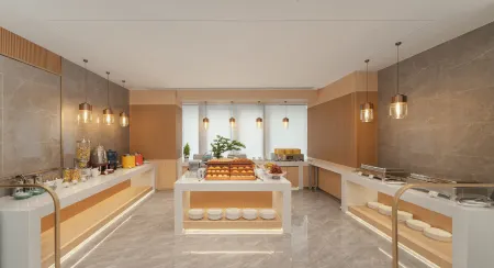 H SUITES SERVICED APARTMENTS Отели рядом с достопримечательностью «Qi Ao Island»