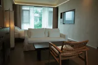 Jianshui Sanchuan Cultural Tourism Vacation Apartment - parking