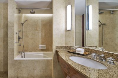 キャバナルーム, クラブラウンジ利用, ゲストルーム, キングサイズベッド1台, バルコニー シェラトン・タワーズ・シンガポールの写真