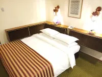 オリエンタル パレス ホテル フーラ周辺のホテル