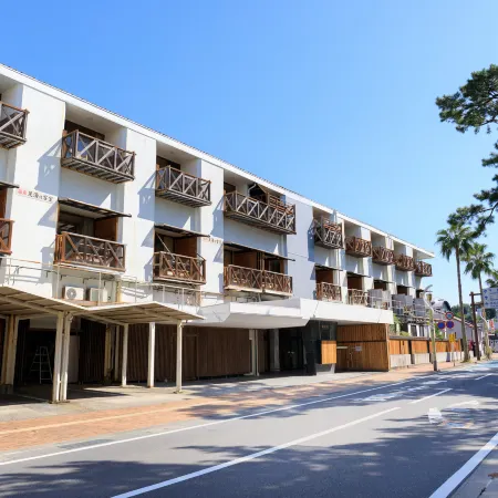 HOTEL SHIRAHAMAKAN Отели рядом с достопримечательностью «Пляж Сирарахама»