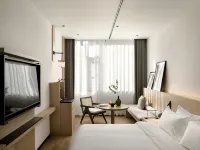 SFEEL Designer Hotel (Leshan Zhanggongqiao Food Street) Hotels near Zhanggongqiao Food Street