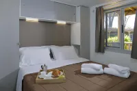 hu Park Albatros Village فنادق في 