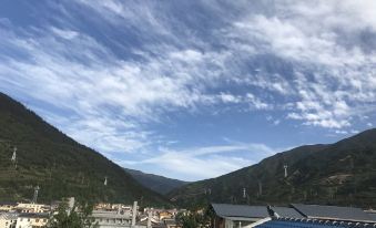 Peizan Yuge Homestay (Huanglong Jiuzhai High-Speed Railway Station)