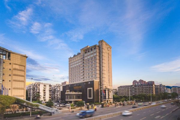 选择房间开业:1995福建丽景假日大酒店座落于福州北大门福飞路上,交通