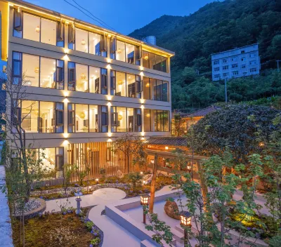 Hailuogou Shanzhiye Private Hot Spring Homestay Hotels near Yajiageng Red Rock Beach Park