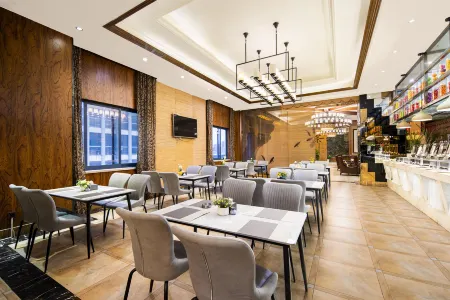 Guzi Celebrity First Hotel (Wenjiang University Town) Отели рядом с достопримечательностью «Chengdu University of TCM»