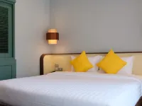 Bangsaen Heritage Hotel Отели рядом с достопримечательностью «Пляж Воннапа»