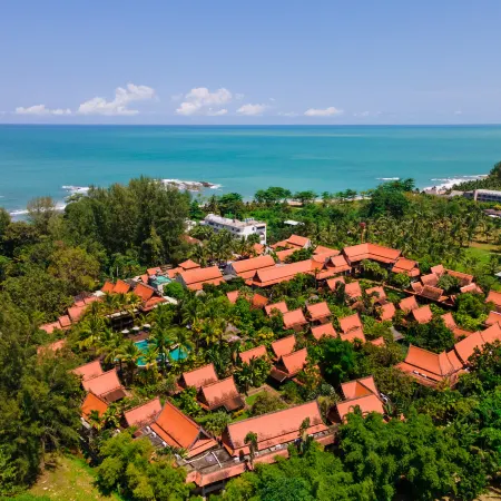 Khaolak Bhandari Resort & Spa Отели рядом с достопримечательностью «Каолак-Бич»