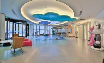 Cloud and straw meet the building block hotel