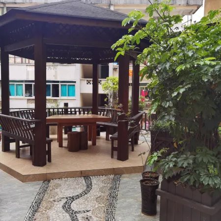 Lvchun Green East Business Hotel