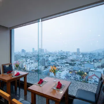 Golden Sun Hotel Danang Отели рядом с достопримечательностью «Phap Lam Pagoda»