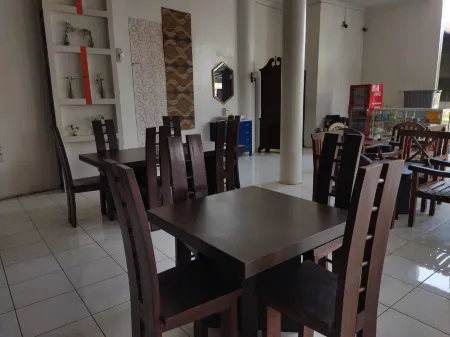 Royal Kencana Hotel powered by Cocotel Отели в г. Batealit