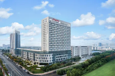 Hampton by Hilton Jining Grand Canal Отели рядом с достопримечательностью «Jining Indoor Stadium»