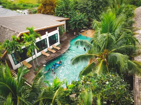 Beaver Club Homestay Отели рядом с достопримечательностью «Wat Tham Praditsathan»