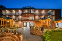 Yunting Huashe Garden Luxury Hotel (at Puzhehei Village Entrance Bus Station
