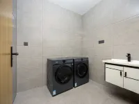 IU Hotel Urumqi High speed Railway Station Branch Hotel di Urumqi