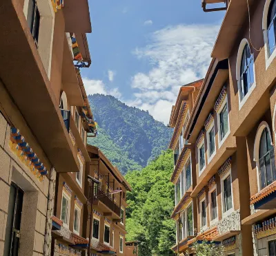 Heishui Jinshan Yiju Homestay Hotels near Naizigou Scenic Area