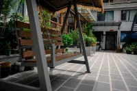 Shangri-La Central Tiger Leaping Canyon Dream Boutique B&B Hotels near Middle Tiger Leaping Gorge, Shangri-La, Yunnan